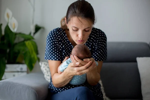 Jovem Mãe Segurando Ternamente Seu Menino Recém Nascido Retrato Próximo — Fotografia de Stock