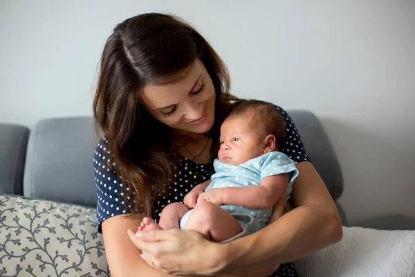 Joven Madre Sosteniendo Tiernamente Bebé Recién Nacido Retrato Cercano —  Fotos de Stock