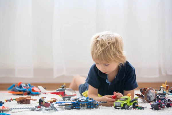 Aranyos Kisgyermek Szőke Fiú Játszik Colofrul Műanyag Blokkok Építőipari Játékok — Stock Fotó