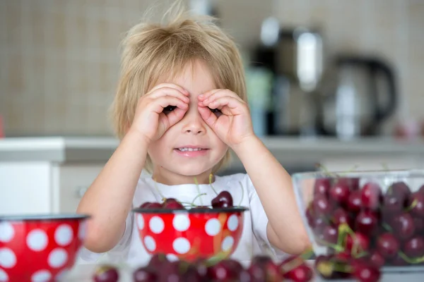 Nettes Blondes Kind Kleiner Junge Hause Kirschen Essen Spaß Haben — Stockfoto