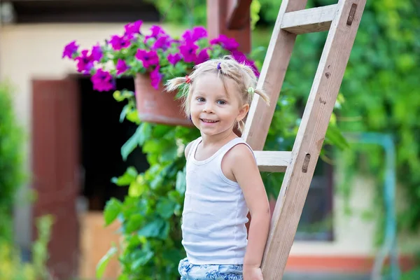 Lindo Retrato Niño Pequeño Rubio Dulce Jardín Verano —  Fotos de Stock