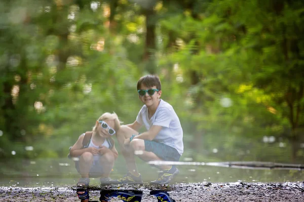 Çocukların Sularındaki Yansıma Yaz Günü Ormanda Oynamak Aile Gezisi — Stok fotoğraf