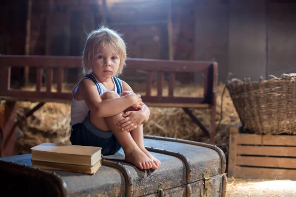 Söt Liten Pojke Blond Pojke Sitter Stor Resväska Vinden Tittar — Stockfoto