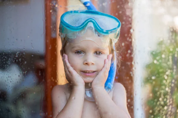 Μικρό Παιδί Αγόρι Γυαλιά Κολύμβησης Στέκεται Πίσω Από Παράθυρα Σταγόνες — Φωτογραφία Αρχείου