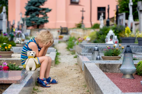 Micuţul Băieţel Stând Cimitir Simţindu Trist Mormânt — Fotografie, imagine de stoc
