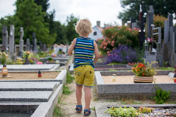 Μικρό Αγοράκι Κάθεται Ένα Νεκροταφείο Νιώθει Λυπημένος Έναν Τάφο — Φωτογραφία Αρχείου