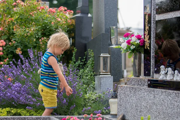 Малыш Сидящий Кладбище Грустный Могиле — стоковое фото
