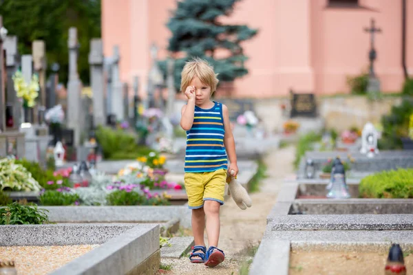Маленький Хлопчик Сидячи Цвинтарі Відчуває Сум Могилі — стокове фото