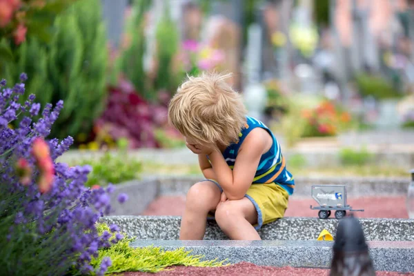 Малыш Сидящий Кладбище Грустный Могиле — стоковое фото
