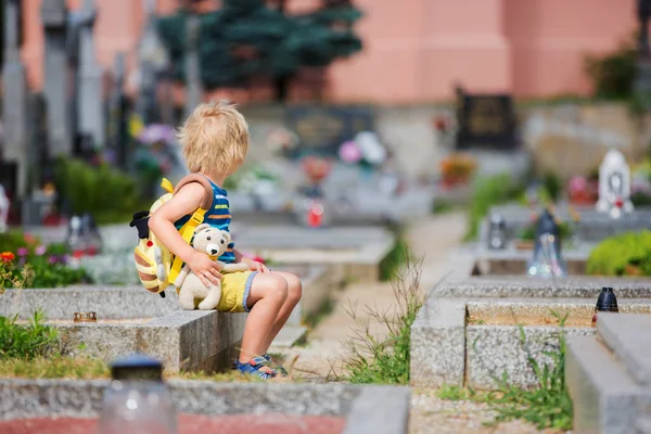 Pequeño Niño Sentado Cementerio Sintiéndose Triste Una Tumba —  Fotos de Stock