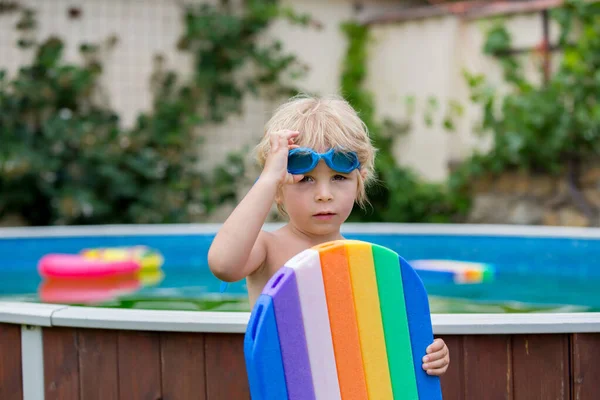 Menino Preparando Para Nadar Uma Piscina Quintal — Fotografia de Stock