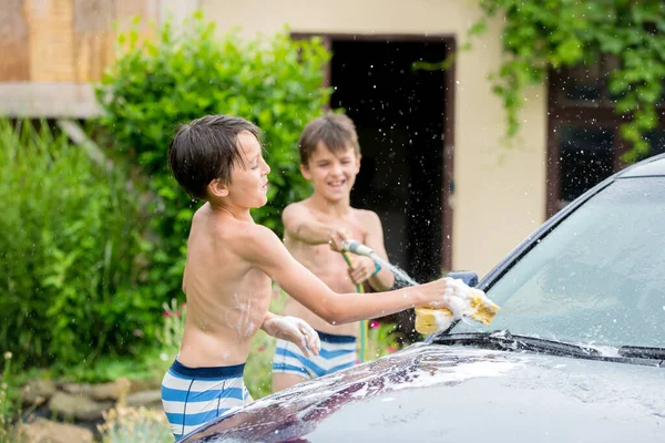 Jeune Garçon Laver Voiture Dans Cour Aider Les Parents Faire — Photo