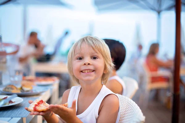 Süßes Kind Süßer Junge Pizza Und Pommes Essen Einem Restaurant — Stockfoto