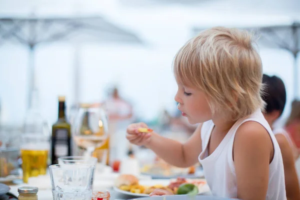 Süßes Kind Süßer Junge Pizza Und Pommes Essen Einem Restaurant — Stockfoto