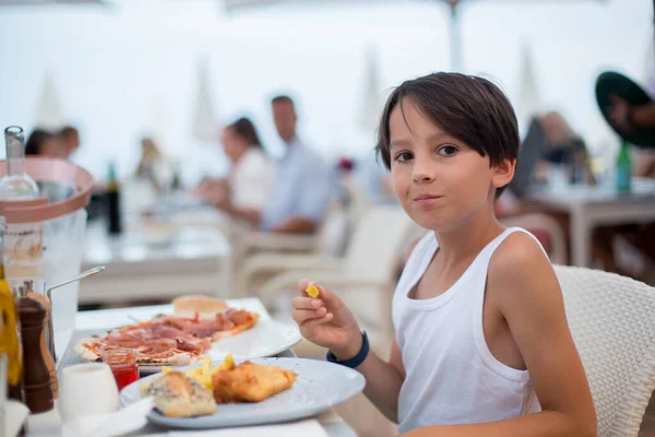 Bambino Dolce Ragazzo Carino Mangiare Pizza Patatine Fritte Ristorante Sulla — Foto Stock