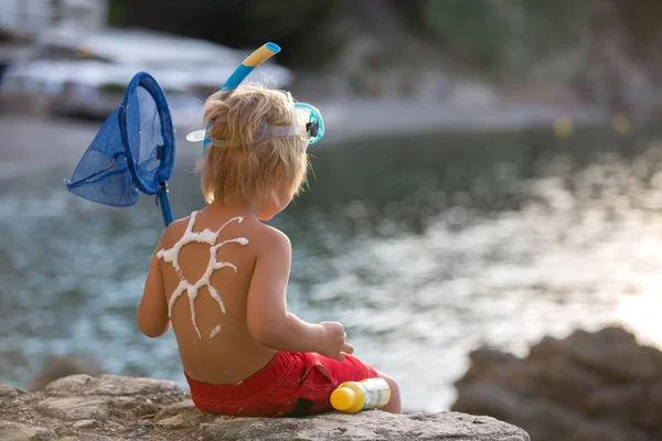 Маленька Дитина Тримає Сонячний Крем Наносить Його Тіло Захищає Сонце — стокове фото