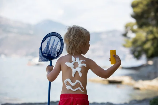 Kis Csecsemő Gyermek Kezében Naptejszín Alkalmazza Testén Napvédő Nyári Vakáció — Stock Fotó