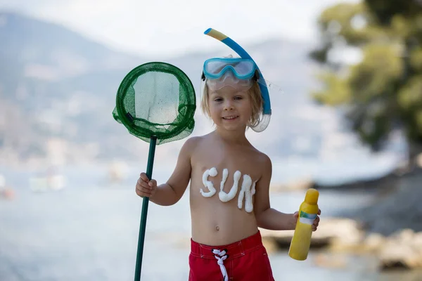 Little Toddler Child Holding Sun Cream Applying His Body Sun — 图库照片