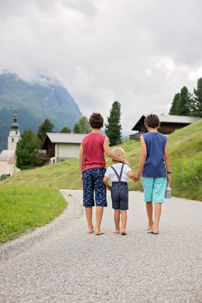 Bonne Famille Suisse Marchant Sur Une Petite Route Montagne Partant — Photo