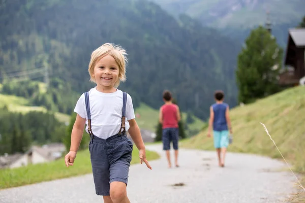 Família Feliz Suíça Andando Uma Estrada Pequena Montanha Indo Férias — Fotografia de Stock