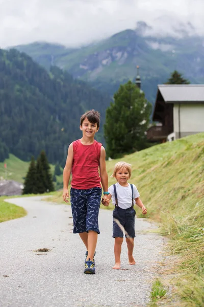 Happy Family Switzerland Walking Mountain Little Road Going Vacation Summertime — Stock Photo, Image