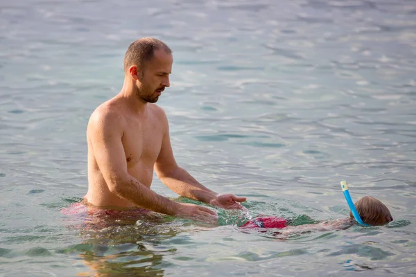 Padre Insegnando Suo Bambino Come Nuotare Mare Usando Snorkeling Occhiali — Foto Stock