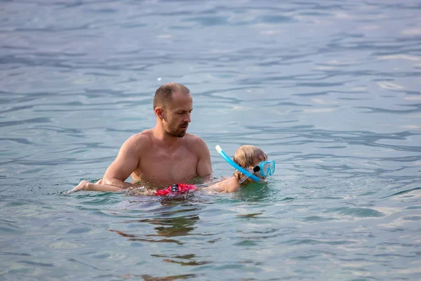 Padre Insegnando Suo Bambino Come Nuotare Mare Usando Snorkeling Occhiali — Foto Stock