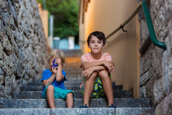 Ευτυχισμένα Όμορφα Παιδιά Αγόρια Παίζει Πέτρινες Σκάλες Παιδί Νήπιο Κάμερα — Φωτογραφία Αρχείου