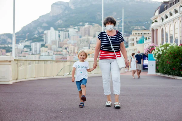 Avó Criança Criança Andando Mãos Dadas Centro Mônaco Verão 2021 — Fotografia de Stock