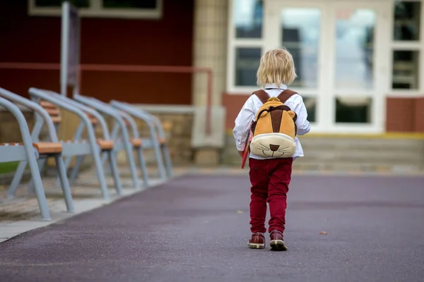 Kleuter Blond Kind Leuke Jongen Uniform Huilende Appel Boek Gaan — Stockfoto