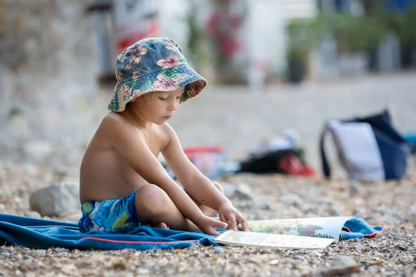 Lindo Niño Rubio Leyendo Libro Playa Sentado Toalla — Foto de Stock