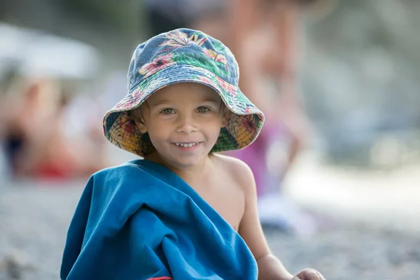 Lindo Niño Rubio Leyendo Libro Playa Sentado Toalla — Foto de Stock