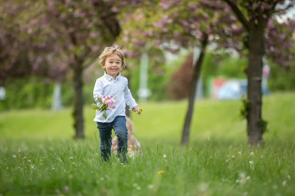 아름다운 아이들 걸음마를 아이와 아이들 동산에서 놀면서 뛰면서 기쁨으로 있습니다 — 스톡 사진