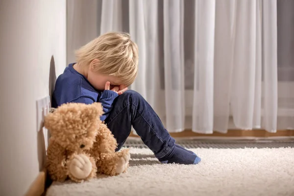 Pequeño Niño Triste Niño Rubio Sentado Esquina Con Oso Peluche —  Fotos de Stock