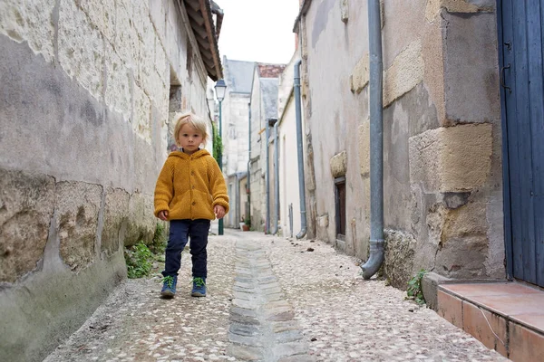 Kind Junge Einer Schönen Kleinen Dorfstraße Frankreich Einem Bewölkten Tag — Stockfoto