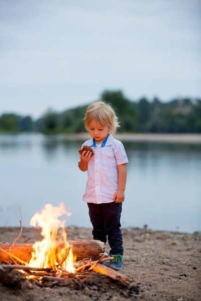 Familie Bei Picknick Und Lagerfeuer Abend Der Nähe Des Flusses — Stockfoto