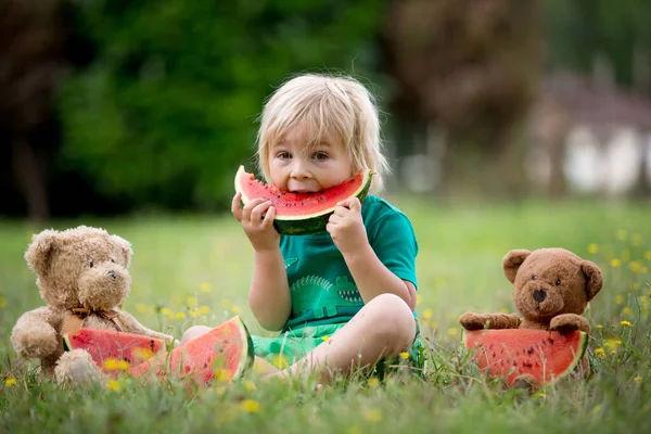 Carino Bambino Piccolo Bambino Ragazzo Biondo Mangiare Anguria Nel Parco — Foto Stock