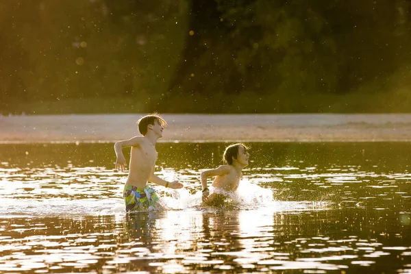 Bellissimo Ritratto Bambini Nel Lago Bambini Che Giocano Acqua Tramonto — Foto Stock