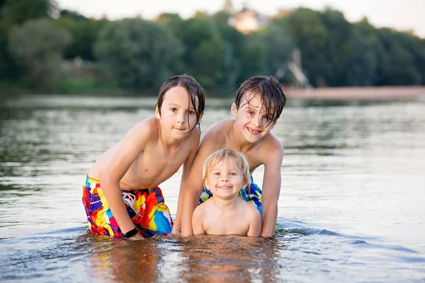 Hermoso Retrato Niños Lago Niños Jugando Agua Atardecer Verano — Foto de Stock