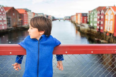 Tatlı çocuk, oğlum, yaz boyunca Trondheim, Norveç 'i ziyaret edip şehrin tadını çıkarıyor.