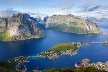 Reinebringen yürüyüş yolunun tepesinden gün batımında güzel bir manzara, Lofoten, Norveç