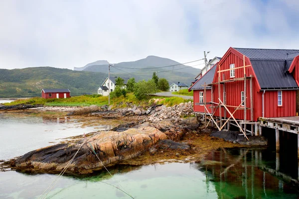 Beautifu Redl Kabina Rybacka Rorbu Norwegii Tradycyjne Domy Lofoten Wyspie — Zdjęcie stockowe