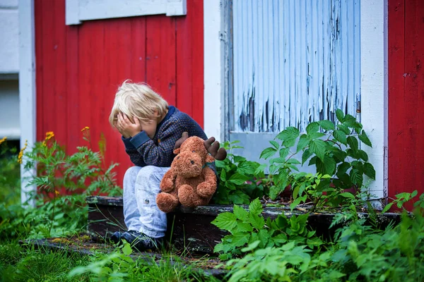 Smutne Małe Dziecko Chłopiec Przedszkola Trzymający Pluszową Zabawkę Reniferami Siedzący — Zdjęcie stockowe