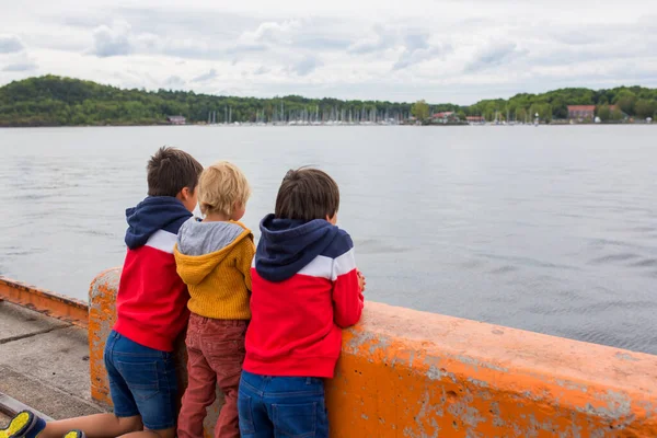 Children Standing Edge Port Oslo Norway Looking Water — Stock Photo, Image