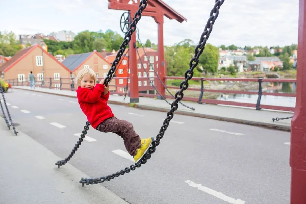 Roztomilé Dítě Chlapec Návštěva Trondheim Norsko Létě Těší Město — Stock fotografie