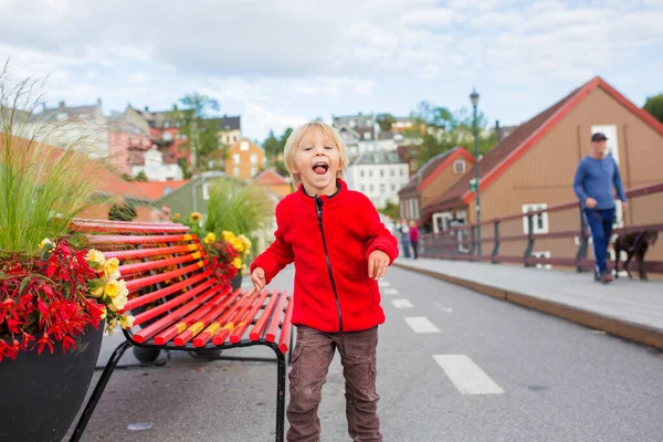 Söta Barn Pojke Besöker Trondheim Norge Sommaren Njuter Staden — Stockfoto