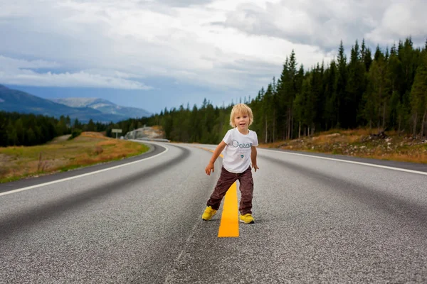 Bellissimo Bambino Biondo Piedi Mezzo All Autostrada Una Strada Vuota — Foto Stock