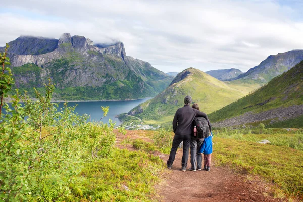 Familia Feliz Pie Hacia Atrás Mirando Sobre Montaña Segla Isla — Foto de Stock