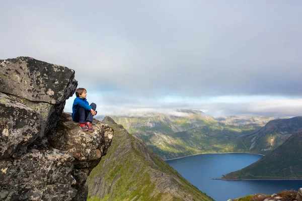 Bambino Carino Piedi Una Roccia Guardando Sopra Montagna Segla Sull — Foto Stock