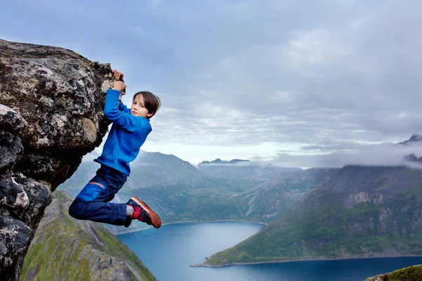 Niño Feliz Colgando Una Roca Sobre Montaña Segla Isla Senja — Foto de Stock